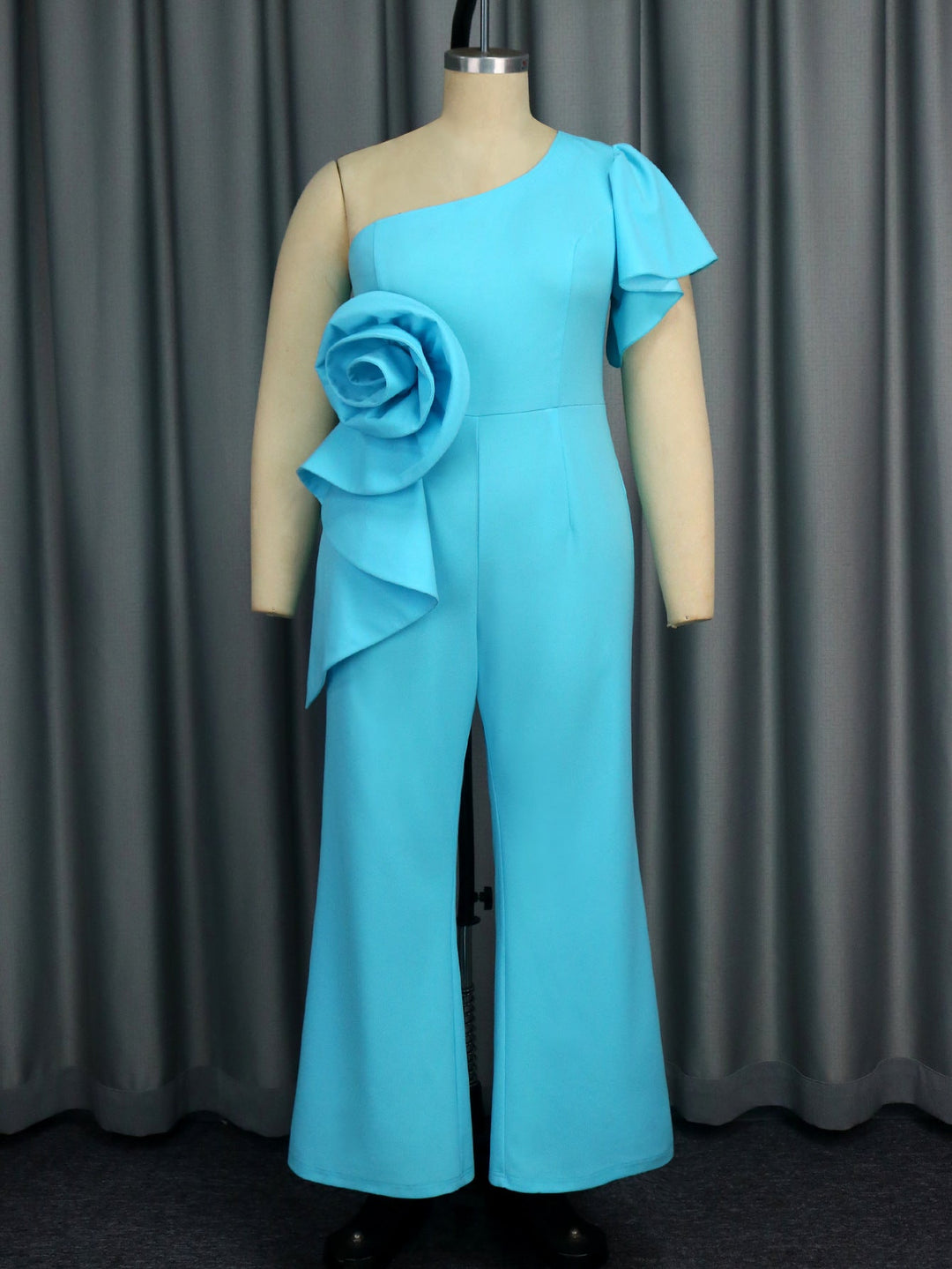 Stylischer Cocktail Jumpsuit in Himmelblau für Damen. Asymmetrischer Schnitt & einzigartiger floraler Akzent. Statement-Look.