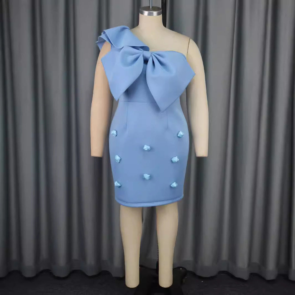 Elegantes himmelblaues Abendkleid für Damen mit auffälliger Schleife, ideal als Party- oder Festkleid.