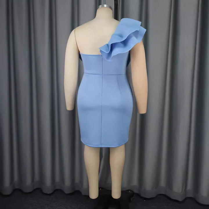 Figurbetontes himmelblaues Damenkleid mit voluminöser Schleife, stilvolle Abendmode für besondere Anlässe.