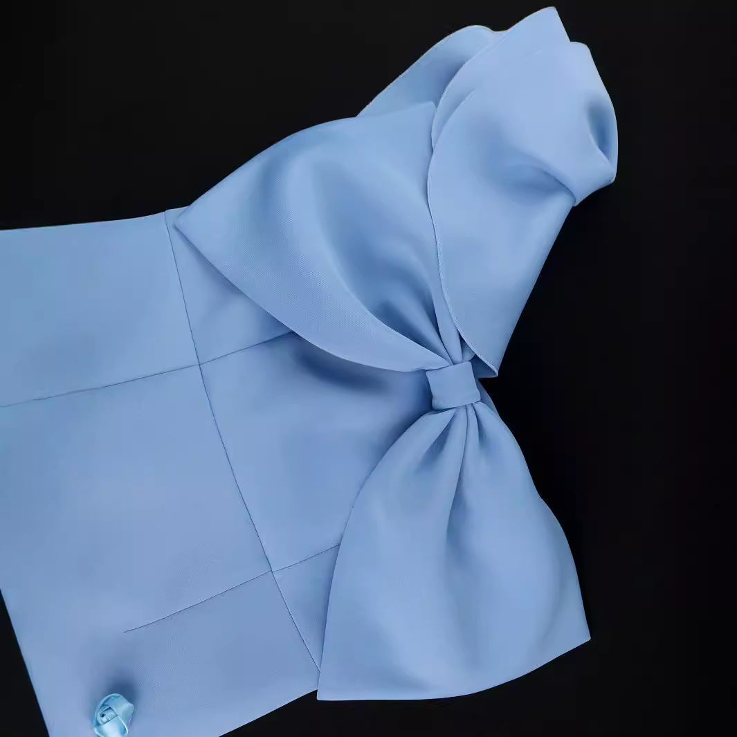 Schickes himmelblaues Schleifenkleid für Damen, ein figurbetontes Cocktailkleid mit eleganter Abendmode-Note.