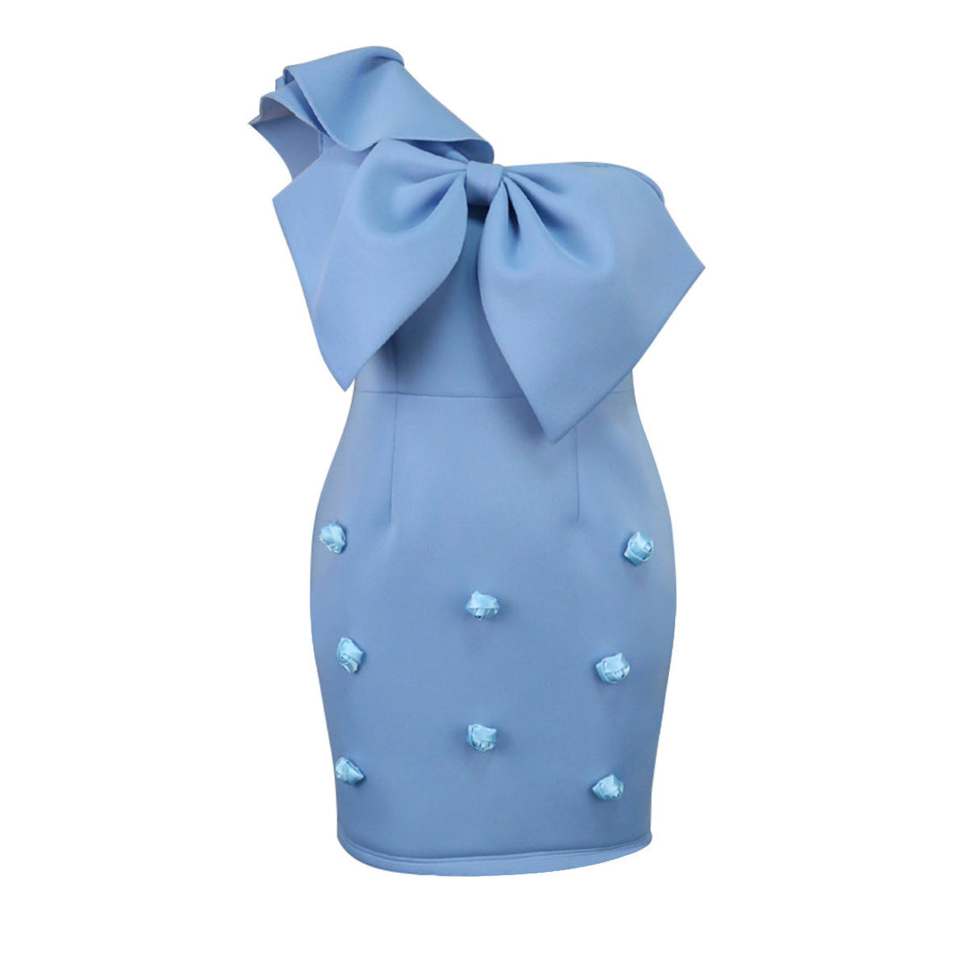 Luxuriöses himmelblaues Damen-Festkleid, figurbetont geschnitten mit prachtvollem Schleifen-Design, Eleganz pur.