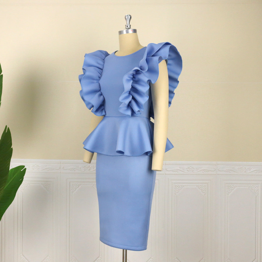Modisches Rüschenkleid in Himmelblau, ideal als Cocktailkleid oder Abendkleid für stilvolle Auftritte.