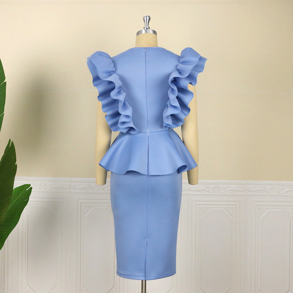 Feminines, schulterfreies Himmelblaues Kleid mit eleganten Rüschen für einen sommerlich-schicken Look.