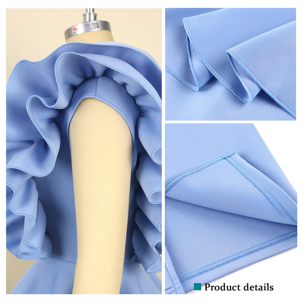 Elegantes Etuikleid für Damen in Himmelblau, figurbetont mit auffälligen Rüschen, perfekt für Feste.
