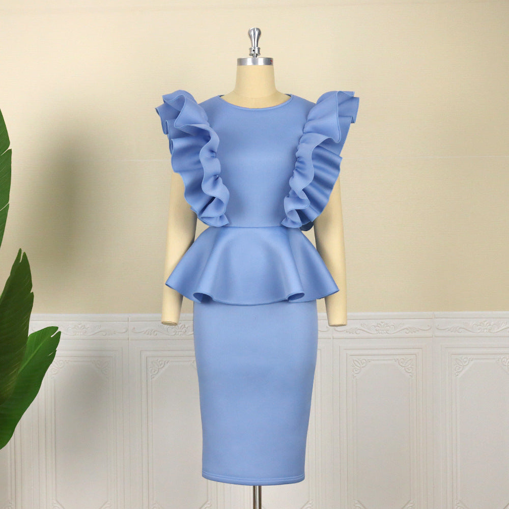 Schickes Damenkleid in Himmelblau, figurbetont mit extravaganten Rüschen, ideal für besondere Anlässe.