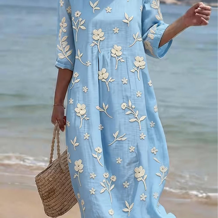 Elegantes besticktes Damen Midikleid mit Halbarme, hellblau, ideal als Sommer- oder Freizeitkleid.