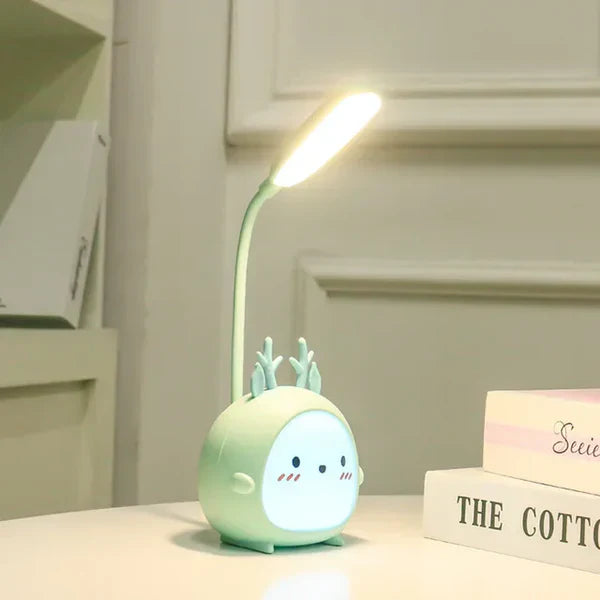 Augenfreundliche LED Kinderleselampe im Hirsch-Design. USB Nachtlicht für sicheres Lesen und Lernen im Kinderzimmer.