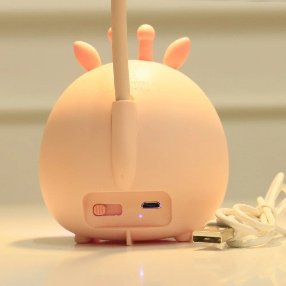 Süße Kinder Tischlampe mit Augenschutz & USB-Nachtlicht. Ideal für entspanntes Lesen am Bett im Kinderzimmer.