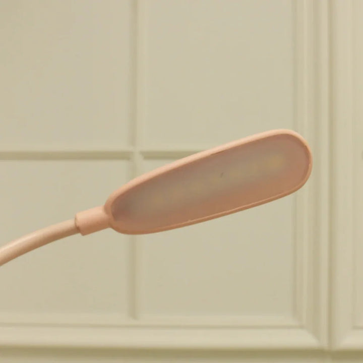 Dimmbare Kinder Leselampe in Hirschform mit USB-Power. Augenfreundliches Nachtlicht zur Lernförderung im Kinderzimmer.