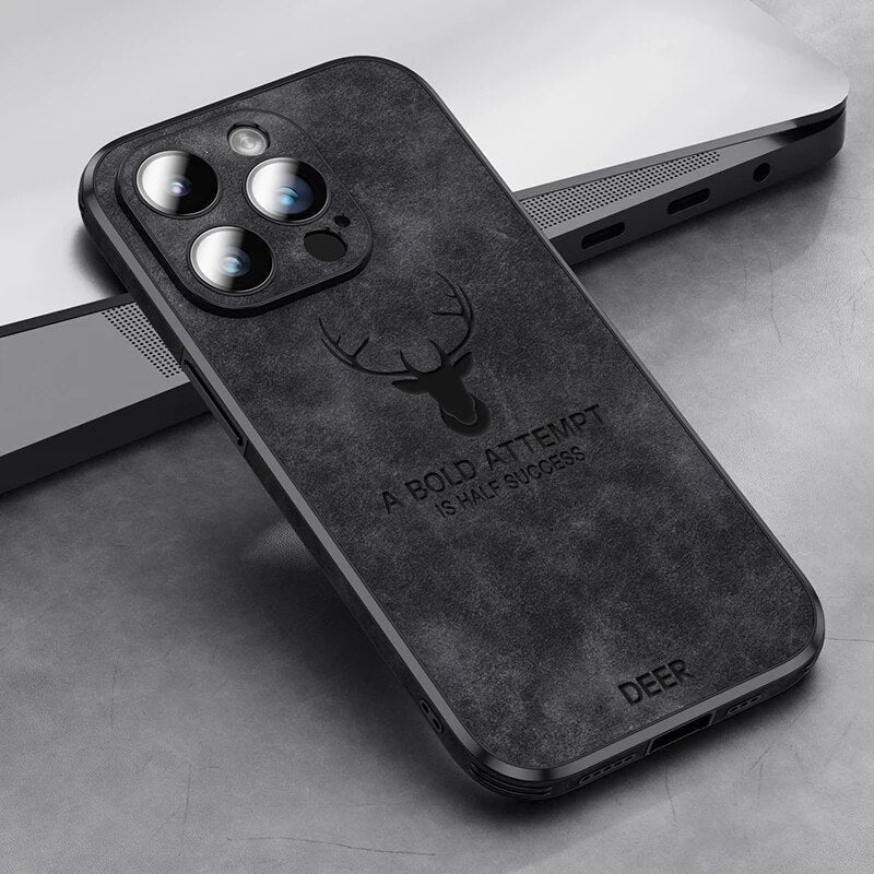 Premium Hirschleder iPhone Hülle, stoßabsorbierend, stilvoll & schützt Kamera perfekt.