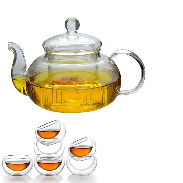 Stilvolle Glas Teekanne mit Teesieb auf einem gedeckten Tisch, ideal als Geschenkidee für Teeliebhaber.