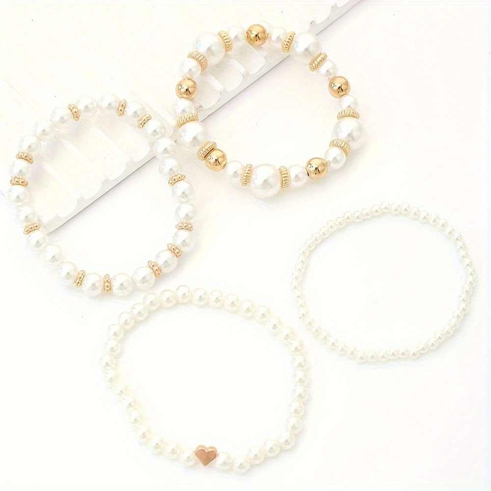 Elegantes 4er-Pack Damen Perlenarmbänder als Schmuckset; goldene Akzente und weiße Kunstperlen für Damenschmuck.