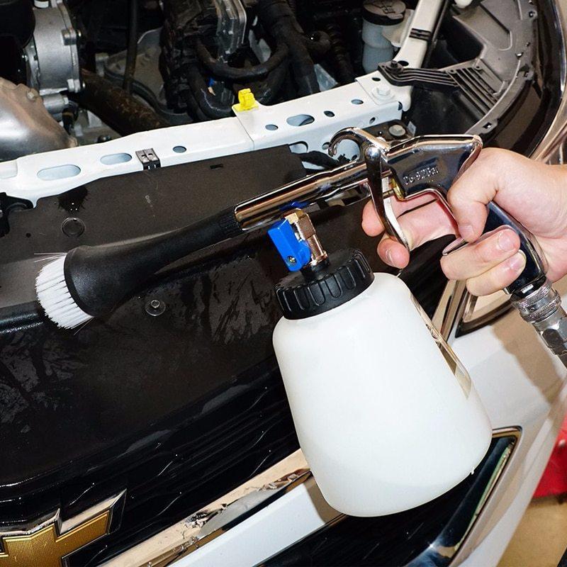 Leistungsstarkes Autozubehör: Hochdruck-Reinigungsgerät für Tiefenreinigung des Fahrzeugs.