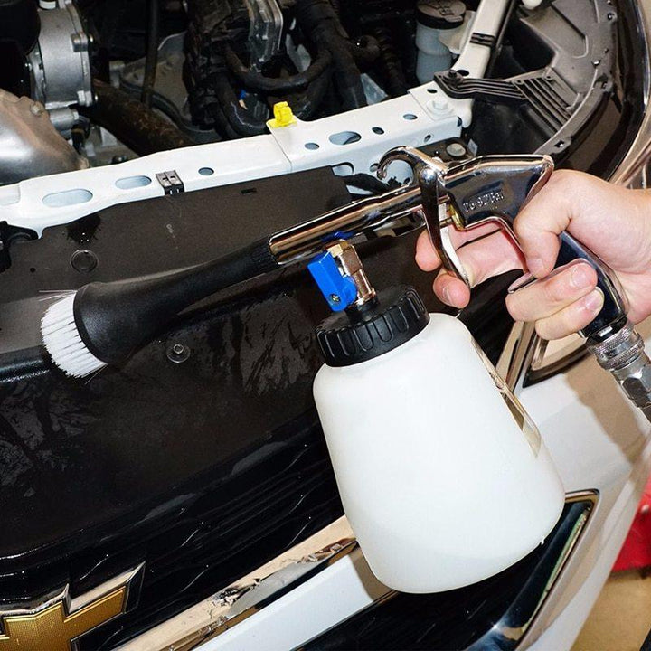 Leistungsstarkes Autozubehör: Hochdruck-Reinigungsgerät für Tiefenreinigung des Fahrzeugs.