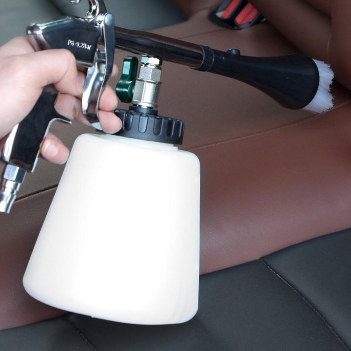 Vielseitiges Hochdruck-Reinigungswerkzeug zur Entfernung von hartnäckigem Schmutz am Auto.