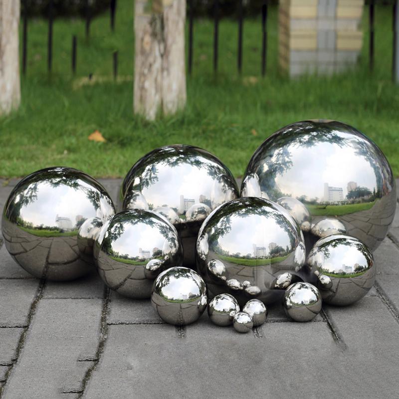 Edelstahl Dekokugel für den Garten: Eine rostfreie, hochglänzende Spiegelkugel als stilvolle Gartenskulptur.