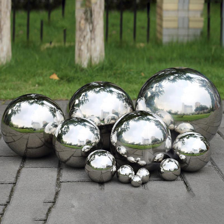 Edelstahl Dekokugel für den Garten: Eine rostfreie, hochglänzende Spiegelkugel als stilvolle Gartenskulptur.
