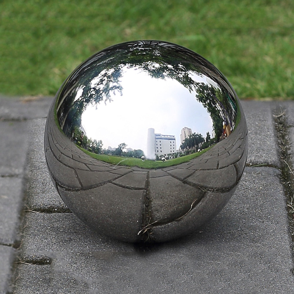 Wetterfeste Edelstahl Glanzkugel als elegante Gartendeko. Rostfreie Spiegelkugel für moderne Außenbereiche.