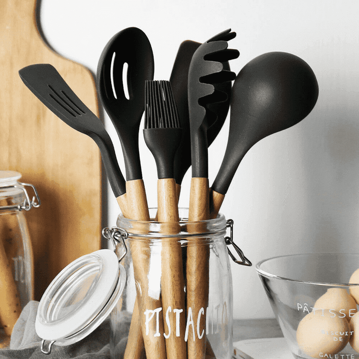 Vielseitiges Silikon Backzubehör Set mit Holzgriffen für Kuchen, Teig & Cremes, flexibel & antihaft.