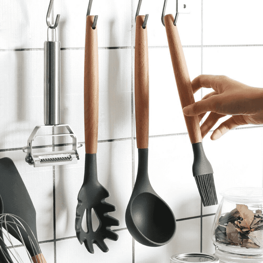 Essentielles 9-teiliges Silikon Küchenhelfer Set für jede Küche, mit Holzgriffen, hitzebeständig.