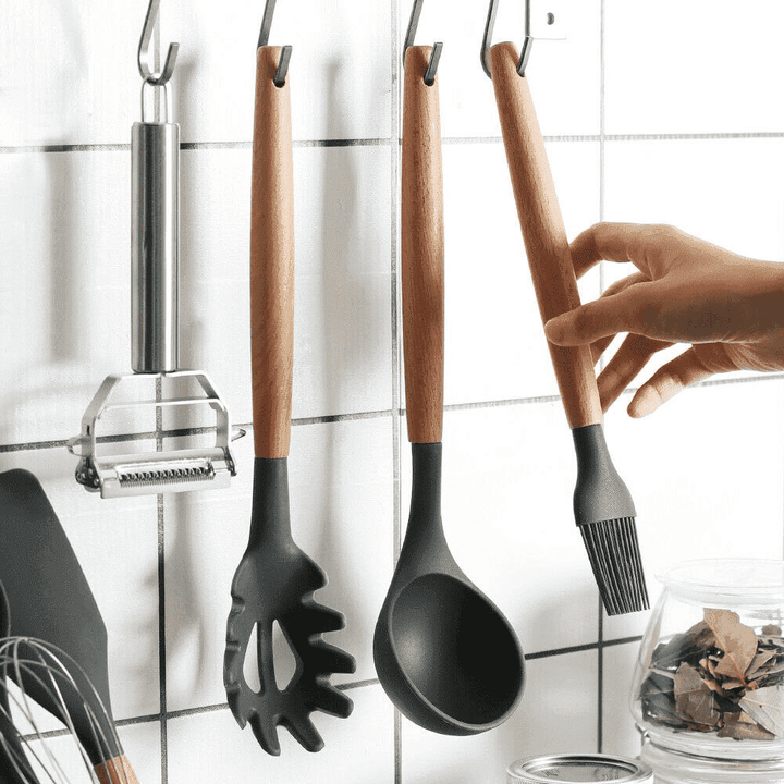 Essentielles 9-teiliges Silikon Küchenhelfer Set für jede Küche, mit Holzgriffen, hitzebeständig.
