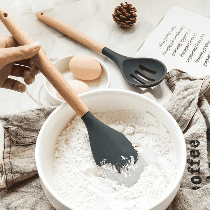 Silikon Servierlöffel mit Holzgriff, hitzebeständig für Reis, Gemüse & Beilagen, schont empfindliche Töpfe.