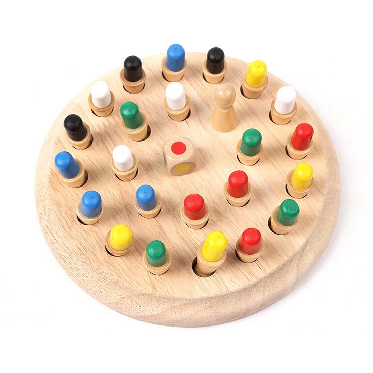Detailansicht der farbigen Holzstecker und des Spielbretts des Gedächtnisspiels aus Naturholz.