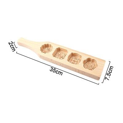 Set von Holzkeksformen, ein Muss für jeden, der gerne Weihnachtskekse backt.
