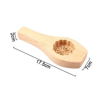 Traditionelles Küchenaccessoire: Holzformen für authentische Weihnachtsplätzchen.