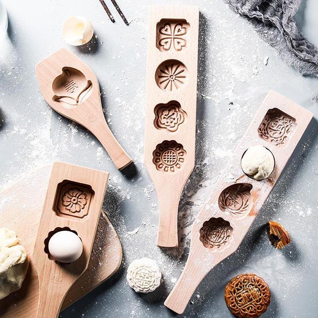 Detail der handgemachten Holzformen für traditionelle Weihnachtskekse und Plätzchen.