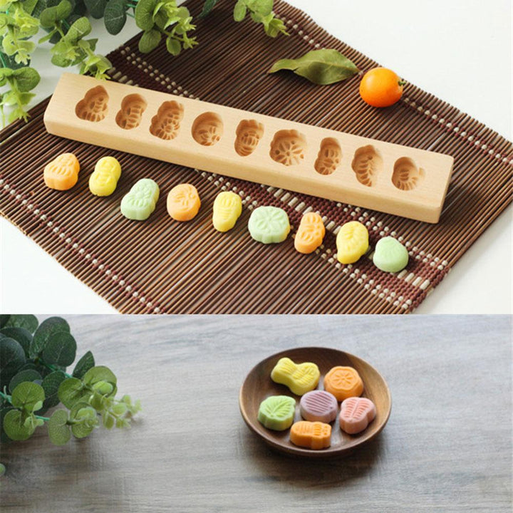 Rustikale Keksformen aus Holz für gemütliches Weihnachtsplätzchen-Backen in der Küche.