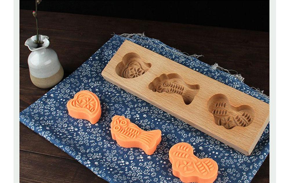 Verschiedene Holz Keksformen für festliche Backfreuden; tolle Plätzchen zu Weihnachten.