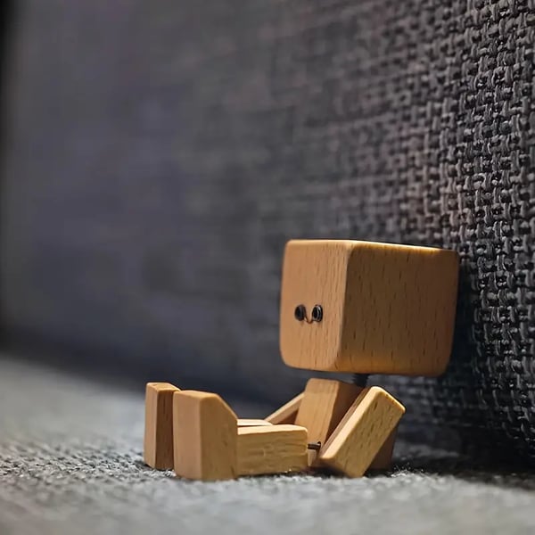 Charmante Büro Deko: Holz Wippfigur mit 12 Gesichtern zur Stimmungsanzeige & Entspannung, Naturholzdesign.