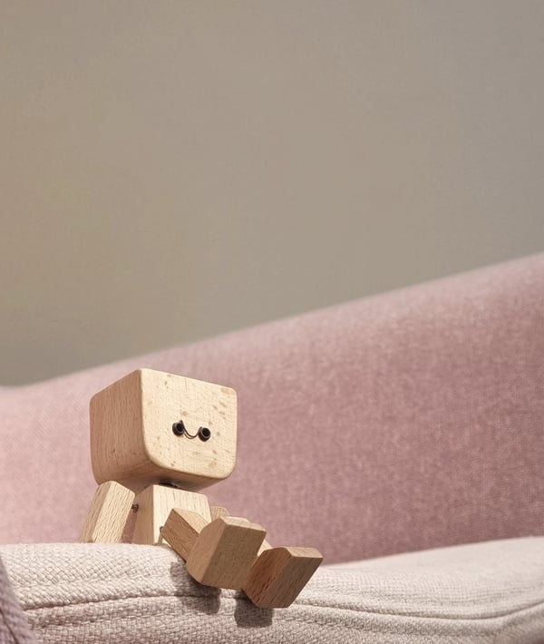 Vielseitige Wohnaccessoire Holzfigur, wippt sanft & bietet 12 verschiedene Ausdrucksformen, handgefertigt.