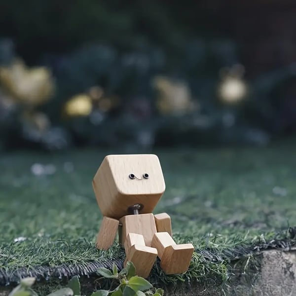Wippende Holzfigur mit 12 magnetischen Gesichtern, Ausdrucksvielfalt für jede Stimmung & moderne Deko.
