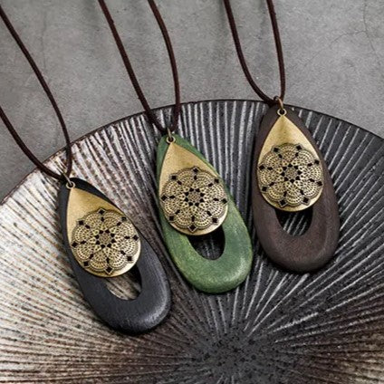 Zeitlose Damen-Halskette mit ovalem Holz-Anhänger, Boho-Chic; natürlicher und stilvoller Schmuck.