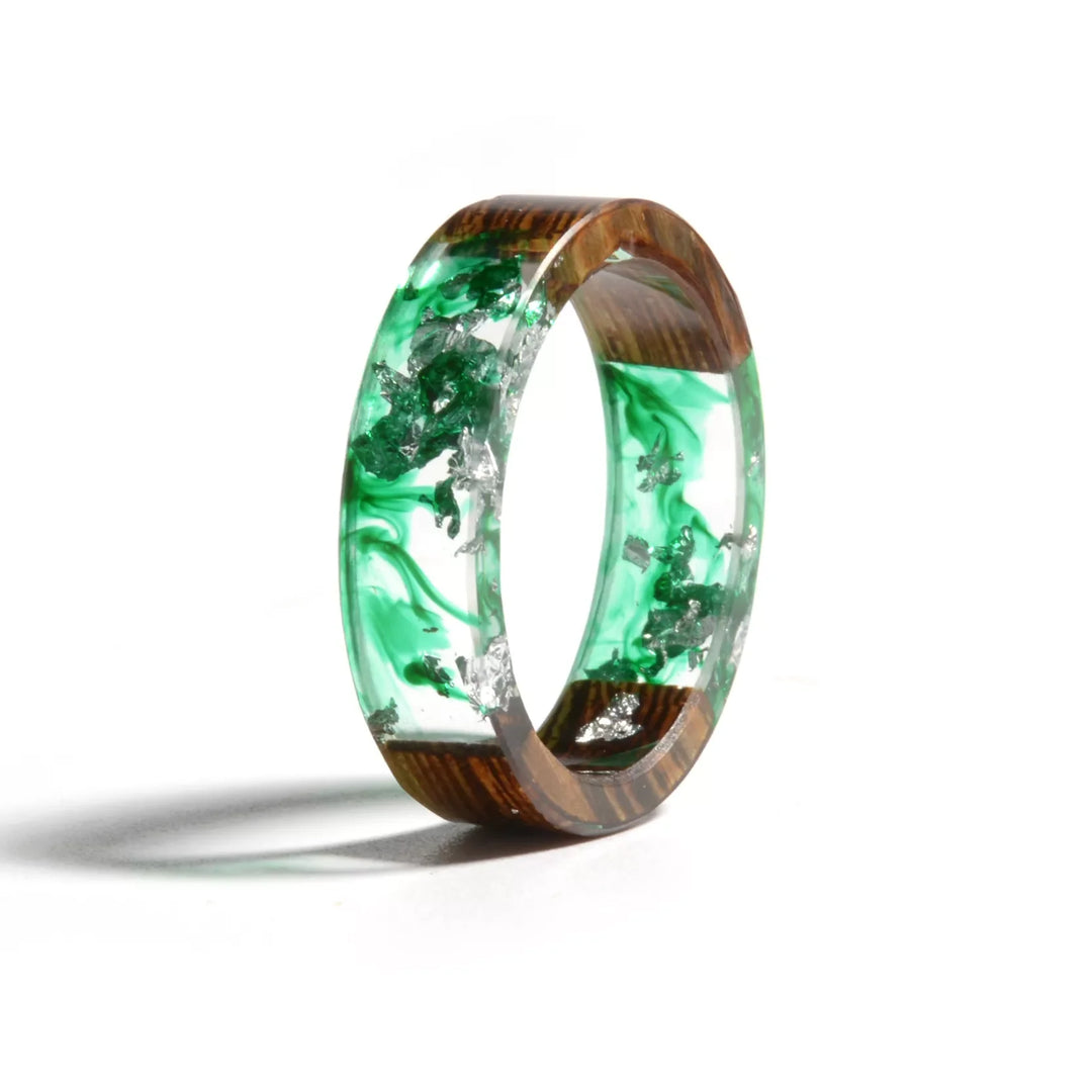 Handgemachter Holzharzring am Finger, einzigartiger Natur-Schmuck für sie und ihn, stilvoller Bandring.