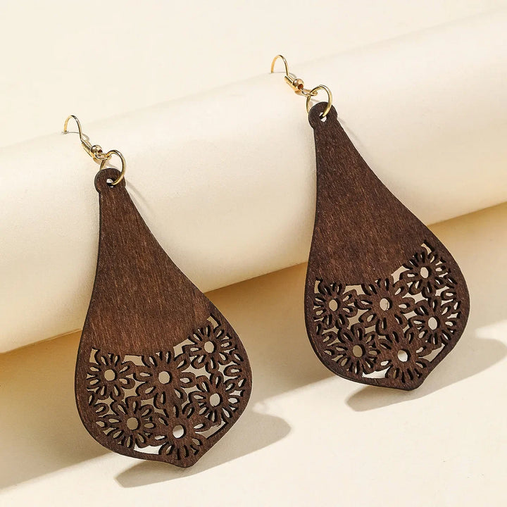 Geschnitzte Damenohrringe aus Holz im Retro-Stil. Runde Boho-Tropfenohrringe, leicht & elegant.