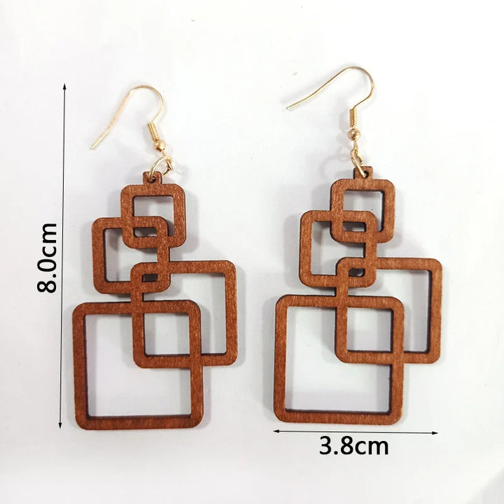 Stilvolle Damen Holzohrringe, quadratisch. Leichter Holzschmuck mit Retro-Flair, perfekt für Modeschmuck.