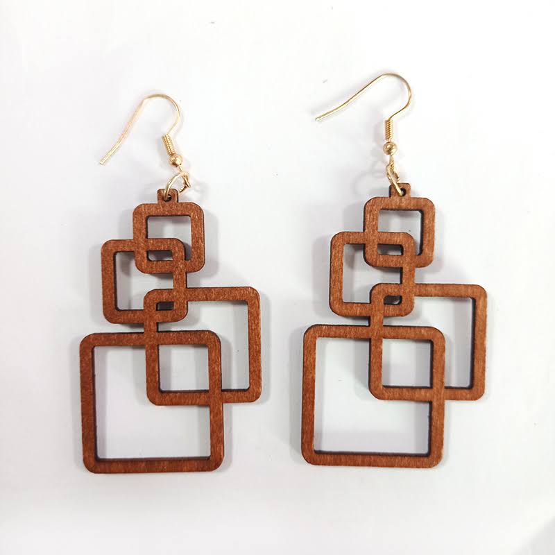 Modische quadratische Tropfenohrringe aus Holz. Alltagstaugliche Damen-Ohrringe mit elegantem Retro-Design.