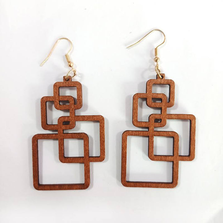 Modische quadratische Tropfenohrringe aus Holz. Alltagstaugliche Damen-Ohrringe mit elegantem Retro-Design.