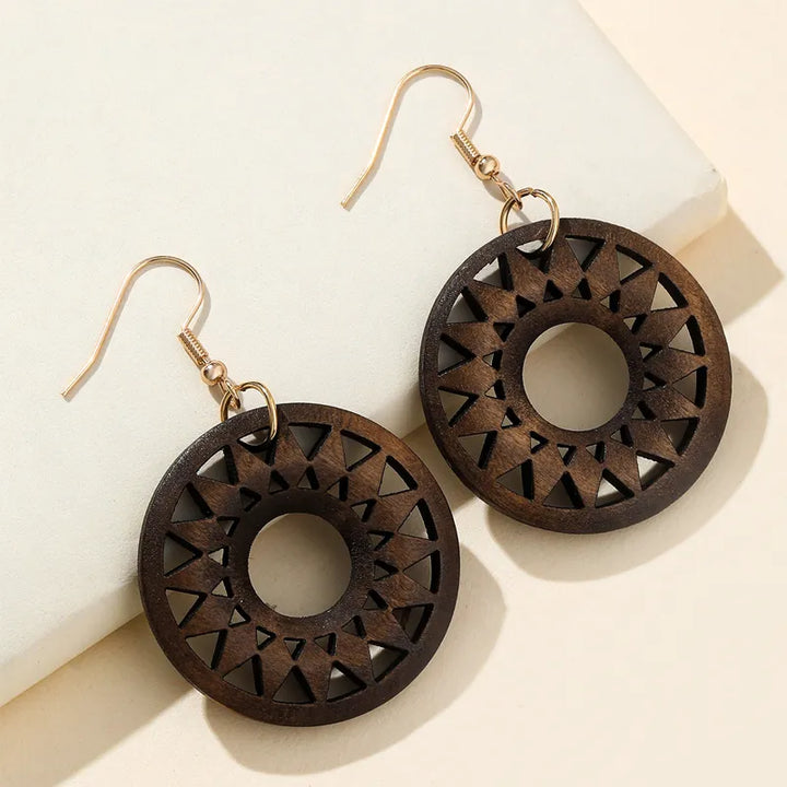 Leichte, handgeschnitzte Holzohrringe für Damen. Retro-Boho-Tropfenohrringe im Ethno-Design.