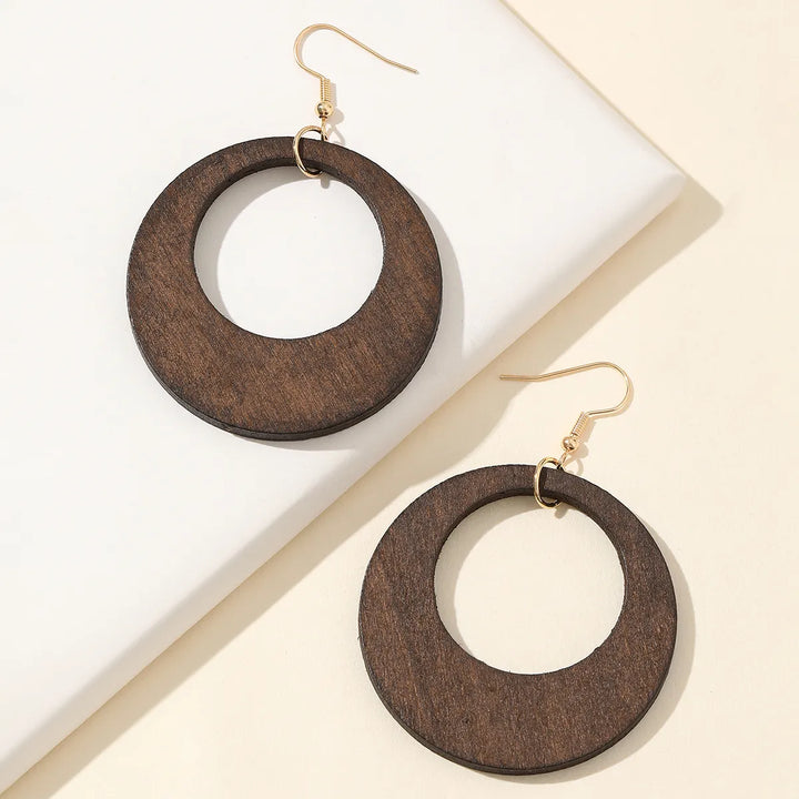 Handgeschnitzte Holzohrringe für Damen, Vintage-Optik. Leichte, runde Boho-Ohrringe, Ethno-Stil.