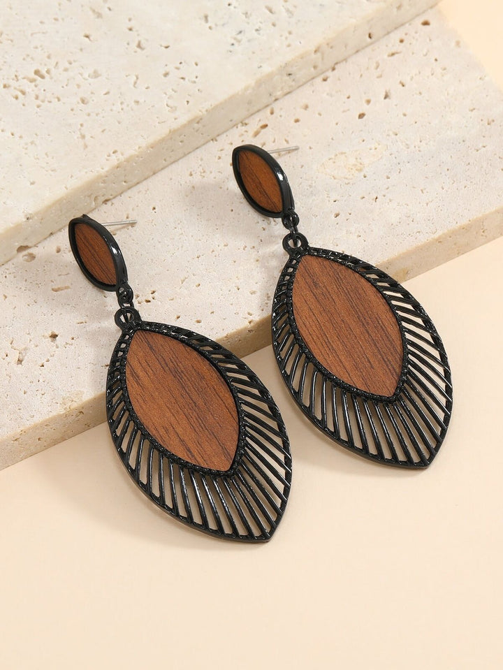 Stilvolle Damen Boho Ohrringe aus hellem Holz, Tropfenform, Ethno-Design, Leichtgewicht.