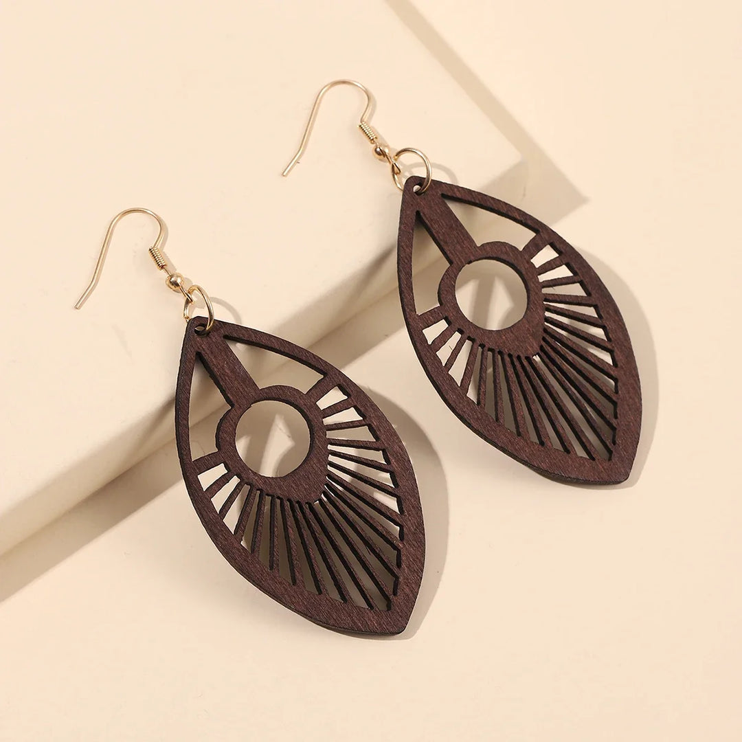 Damen Ohrringe aus Naturholz, geschnitzt. Einzigartige Retro-Boho-Accessoires im Ethno-Stil.