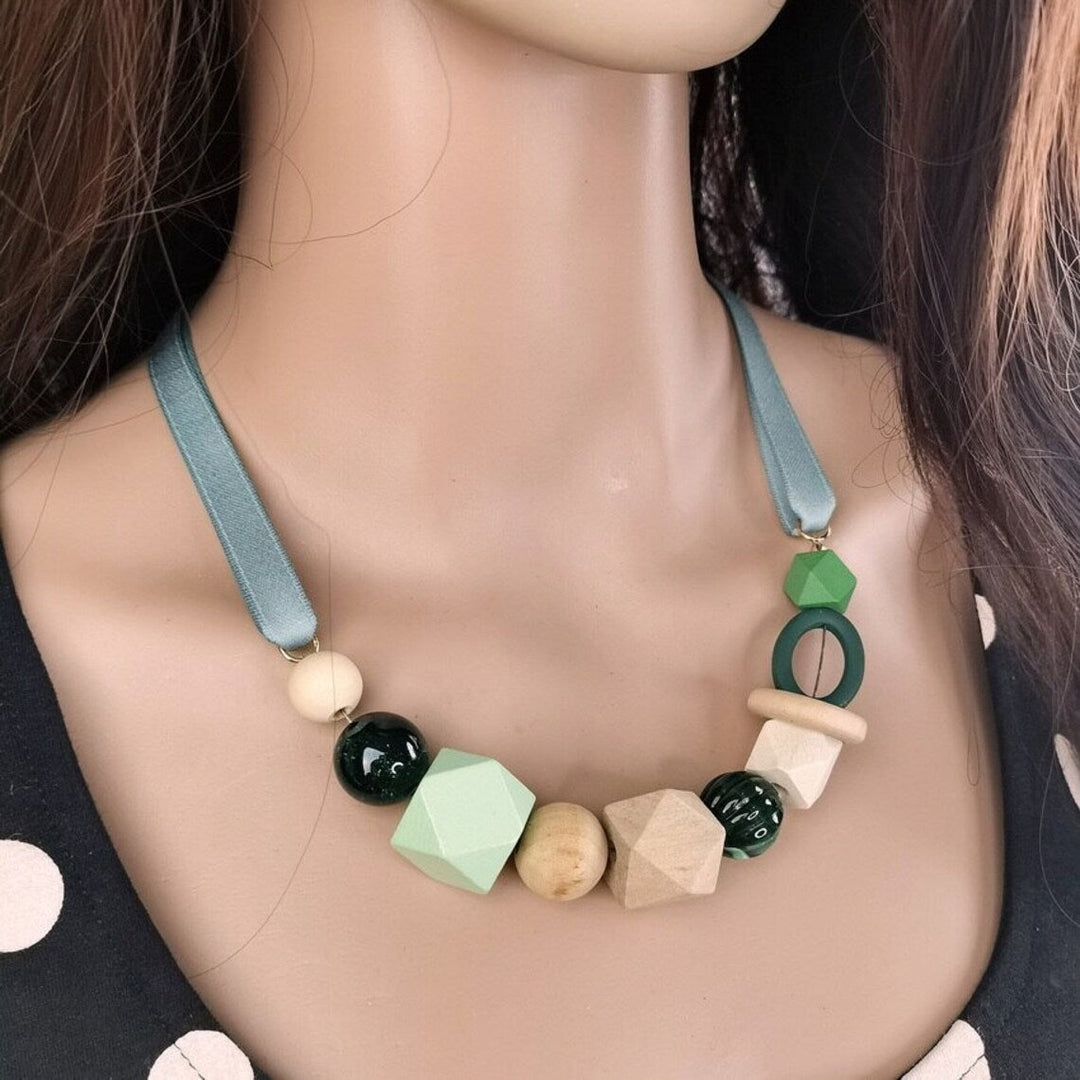 Farbenfrohe geometrische Holzperlen Halskette für Damen, moderner Boho Schmuck und auffälliges Accessoire.
