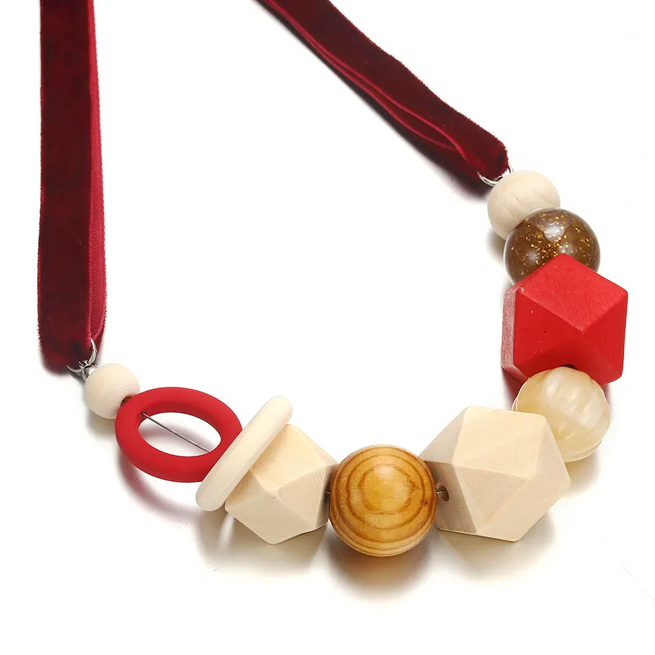 Moderne Damen Halskette mit bunten geometrischen Holzperlen, ideal als Boho Statement Schmuck Accessoire.