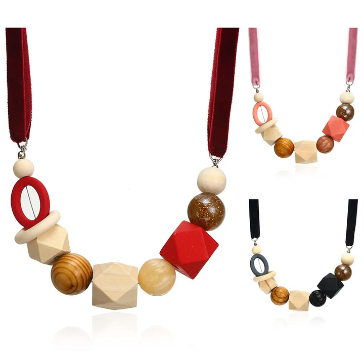 Trendige Damen Halskette mit geometrischen Holzperlen, farbenfroh und modern, ein vielseitiges Boho Accessoire.