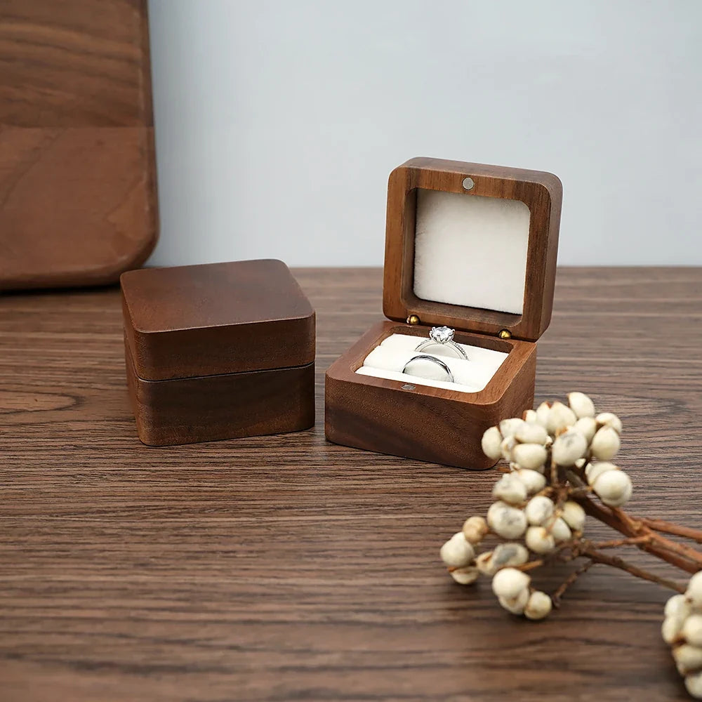 Minimalistisches Holz-Schmuckkästchen; ideal für eine elegante Schmuckaufbewahrung.