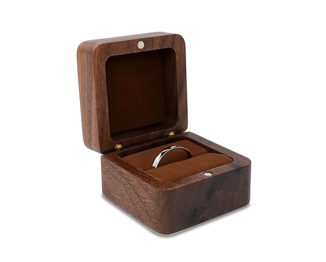 Dekoratives Schmuckkästchen aus dunklem Holz, ideal für die sichere und stilvolle Aufbewahrung von Schmuck.